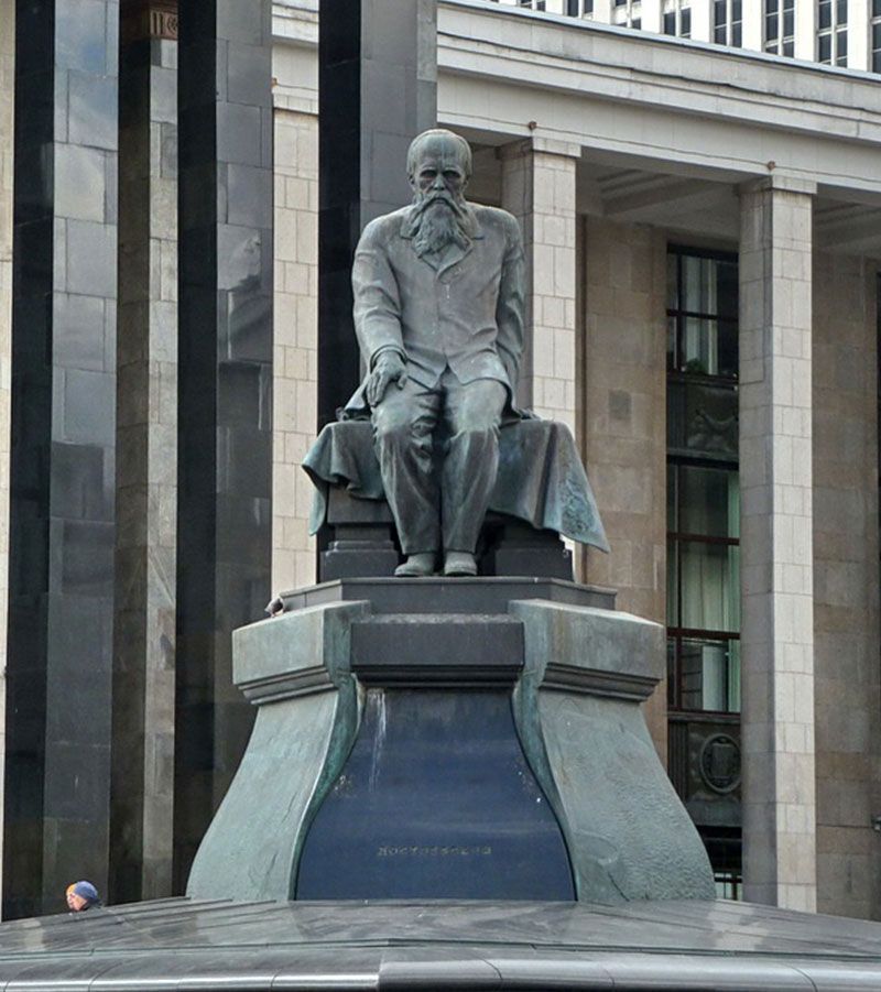 памятник Достоевскому в Москве